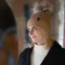 Czapka damska z wełny merino MOLTI z pomponem brązowa - Ciepła i stylowa