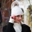 Beżowa czapka damska z wełny merino i pomponem MOLTI - Ciepła i miękka